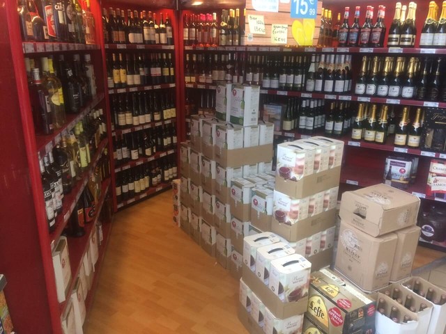 Liquides &<br />Cave à vins* Proxi super Molène rayon liquide cave à vins