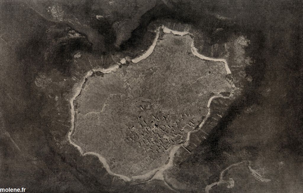 vue aerienne de molene en 1920